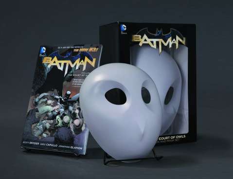 Batman: The Court of Owls Book & Mask Set